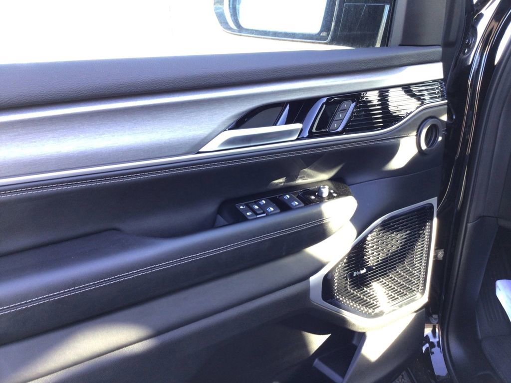 Used 2025 Jeep Wagoneer L Series III w/ Premium Group I AWD/4WD image 11