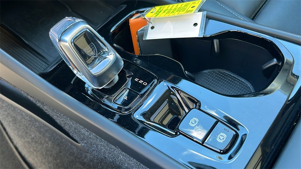 Certified 2025 Volvo XC40 B5 Plus image 27