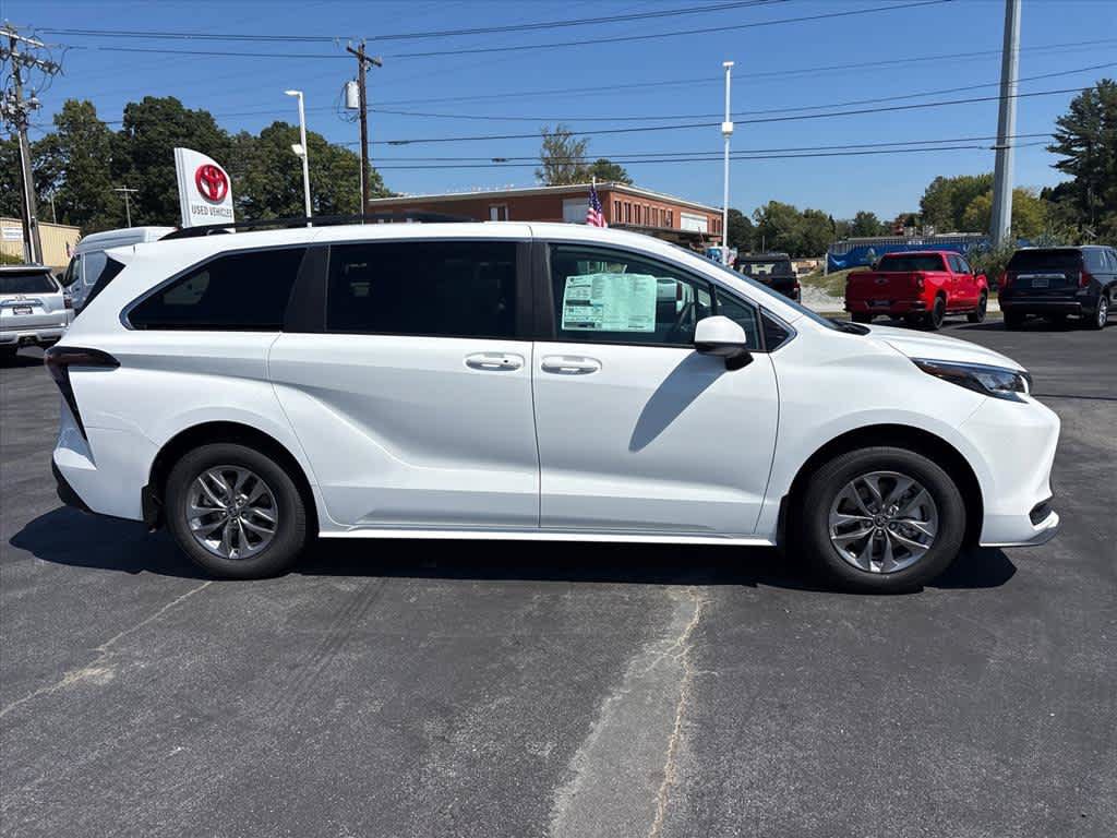 New 2026 Toyota Sienna LE FWD image 2
