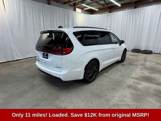 Used 2025 Chrysler Pacifica Limited FWD image 9
