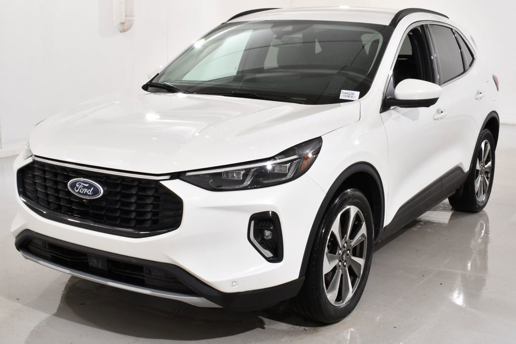 Used 2023 Ford Escape Platinum image 2