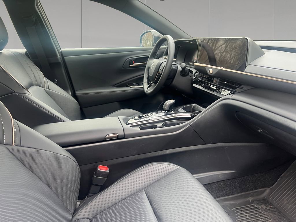 Used 2026 Toyota Crown XLE AWD/4WD image 17