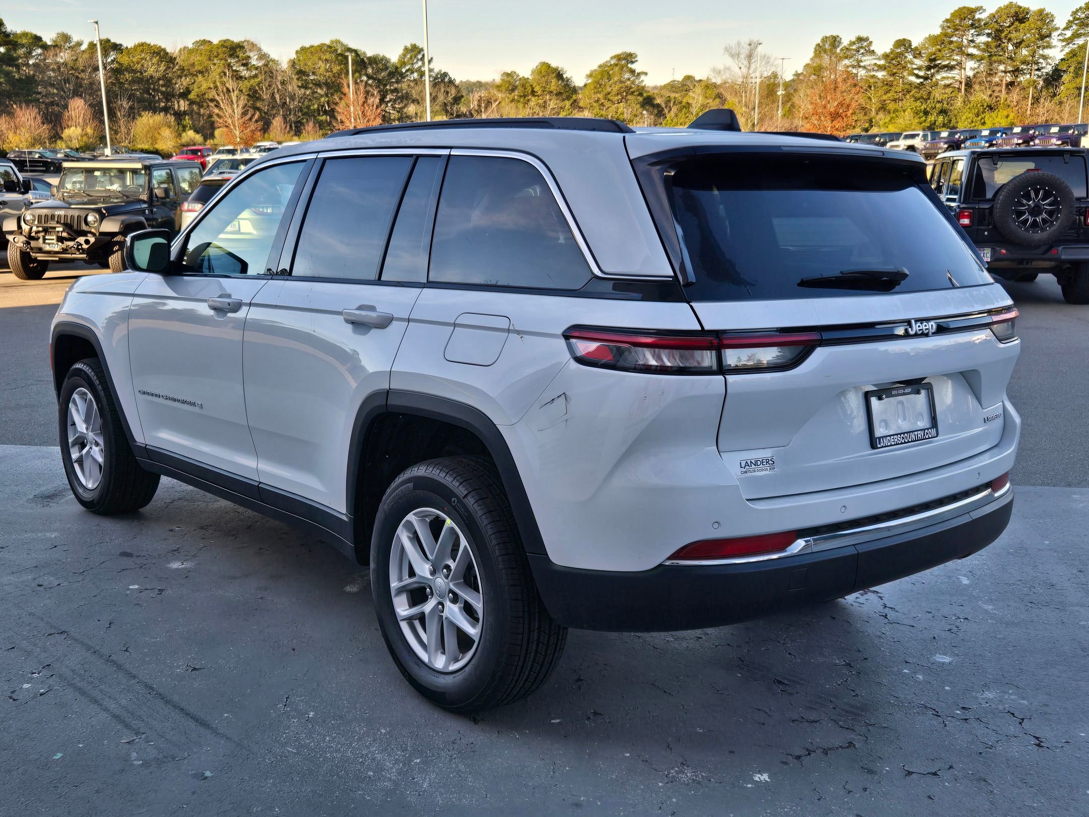 New 2025 Jeep Grand Cherokee Laredo image 5