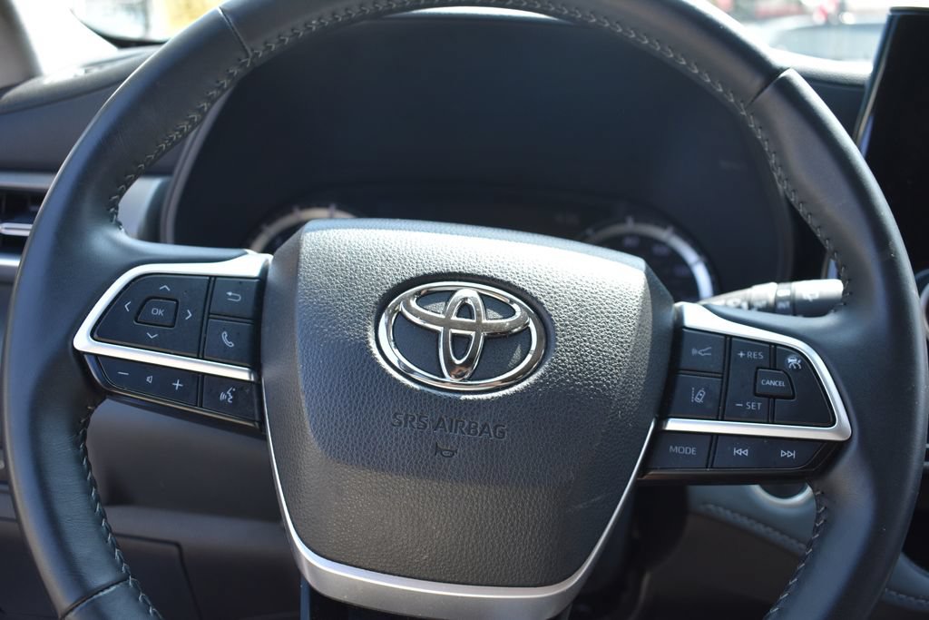 Used 2025 Toyota Highlander LE FWD image 14