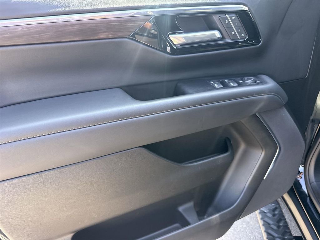Used 2025 Chevrolet Suburban Z71 AWD/4WD image 21