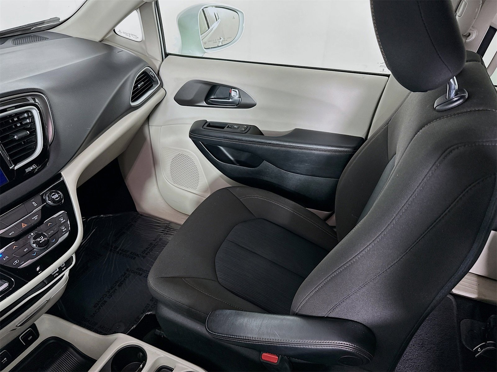 Used 2020 Chrysler Pacifica Touring image 21