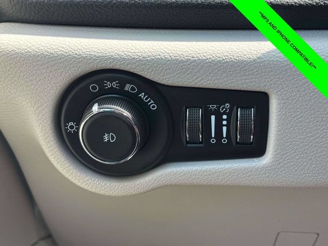 Used 2023 Chrysler Pacifica Touring-L FWD image 11