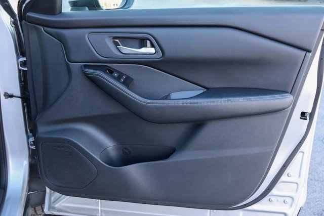 Used 2025 Nissan Rogue SV image 15