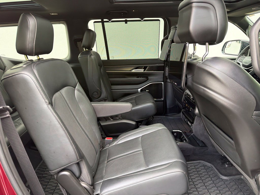 Used 2023 Jeep Wagoneer Series III w/ Premium Group I AWD/4WD image 28