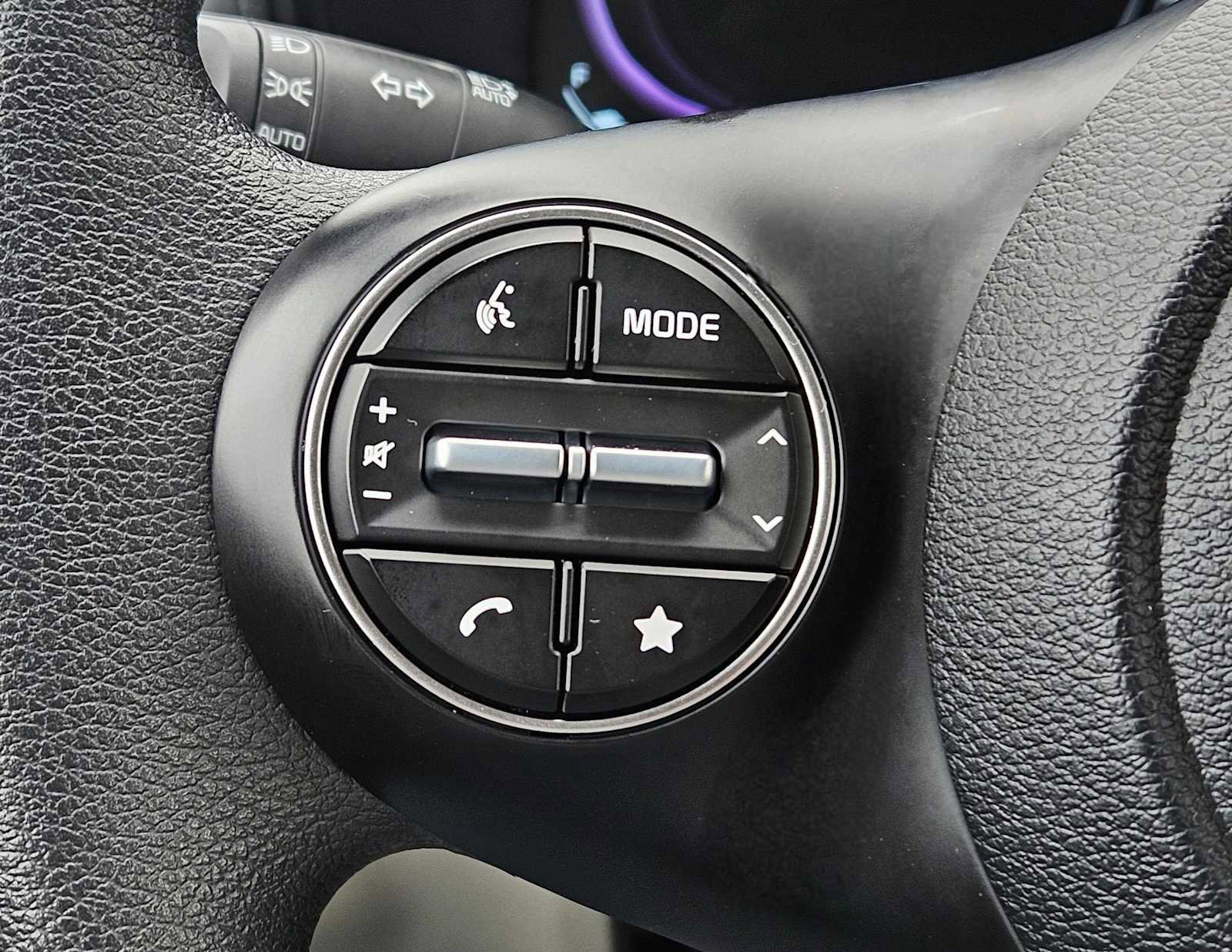 Certified 2025 Kia Soul LX w/ LX Technology Package FWD image 23