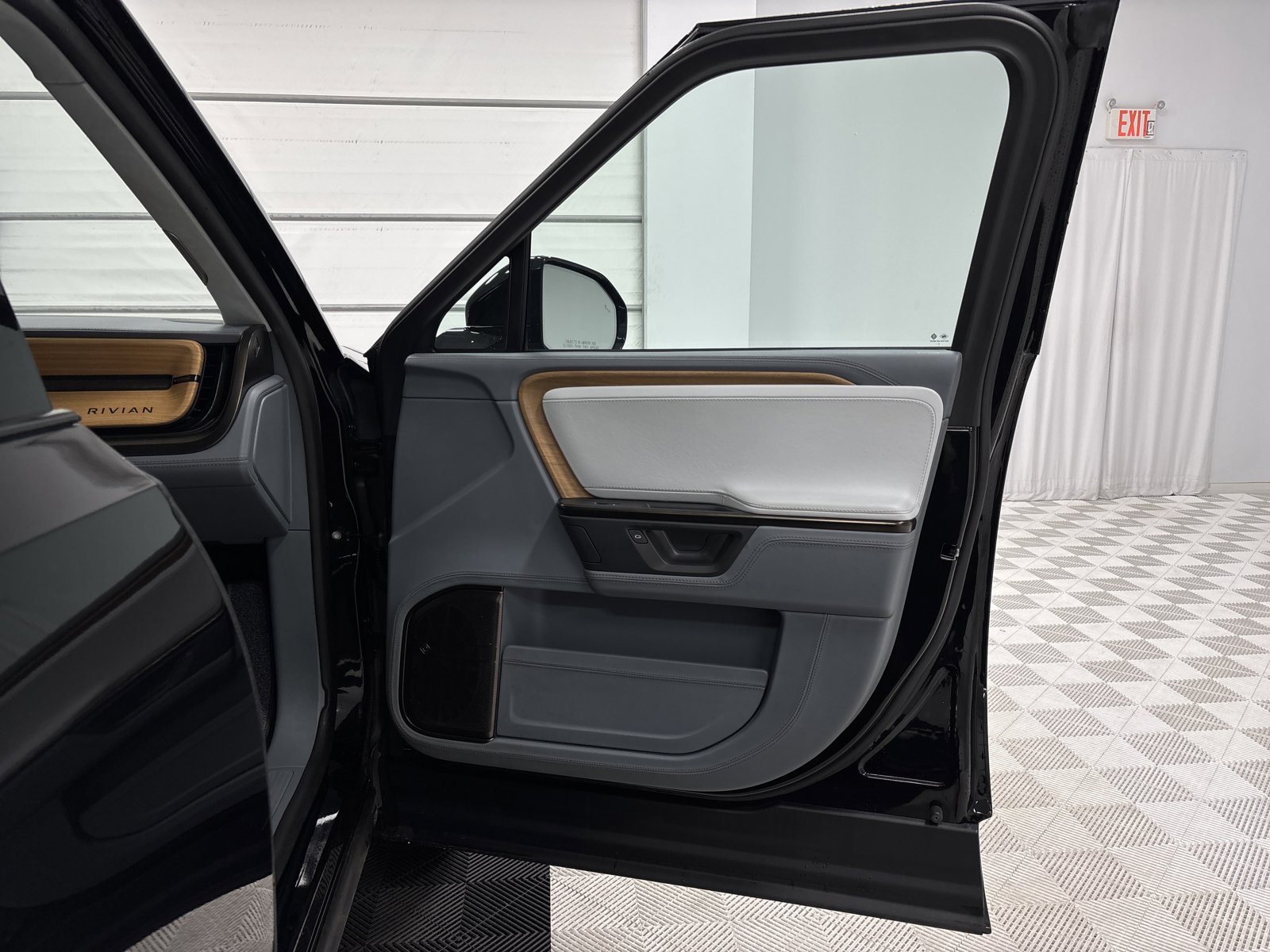 Used 2025 Rivian R1S Premium image 18