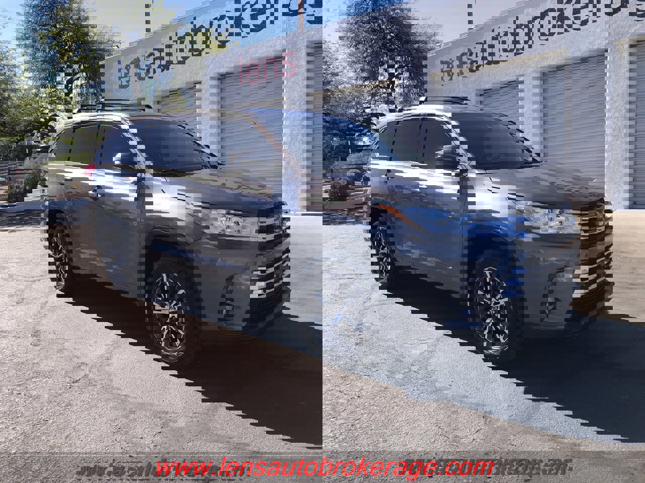 Used 2017 Toyota Highlander Plus image 2