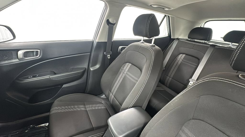 Used 2025 Hyundai Venue SEL image 13