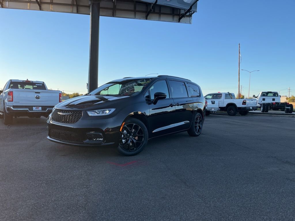 New 2026 Chrysler Pacifica Select w/ S Appearance Package image 3