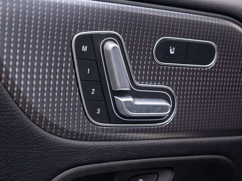 Used 2022 Mercedes-Benz GLB 250 4MATIC image 14