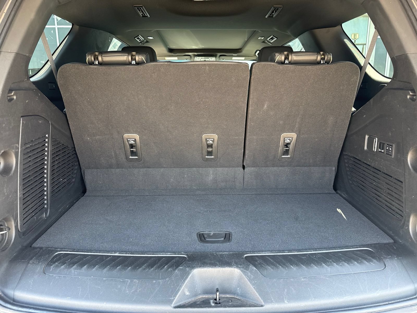 Used 2023 GMC Yukon SLT w/ SLT Premium Package RWD image 9