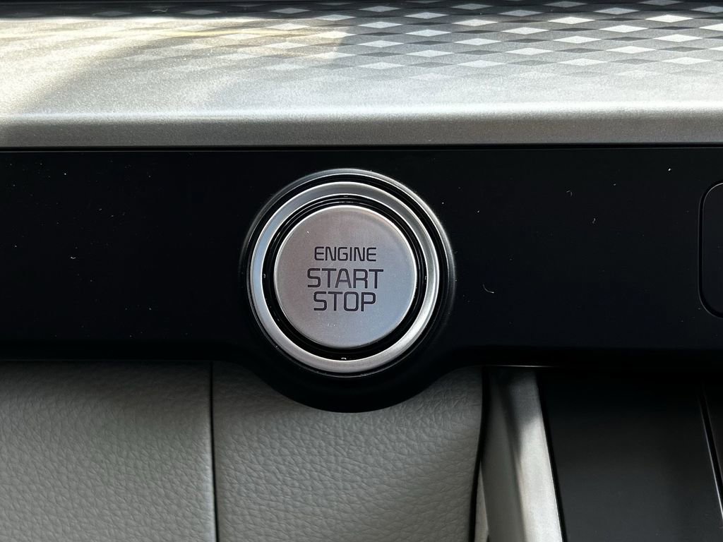 Used 2023 Kia Carnival LX FWD image 23