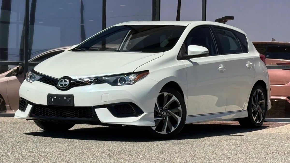Used 2016 Scion iM image 2