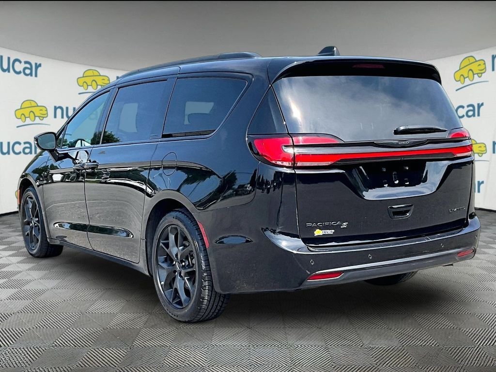 Used 2025 Chrysler Pacifica Limited FWD image 4