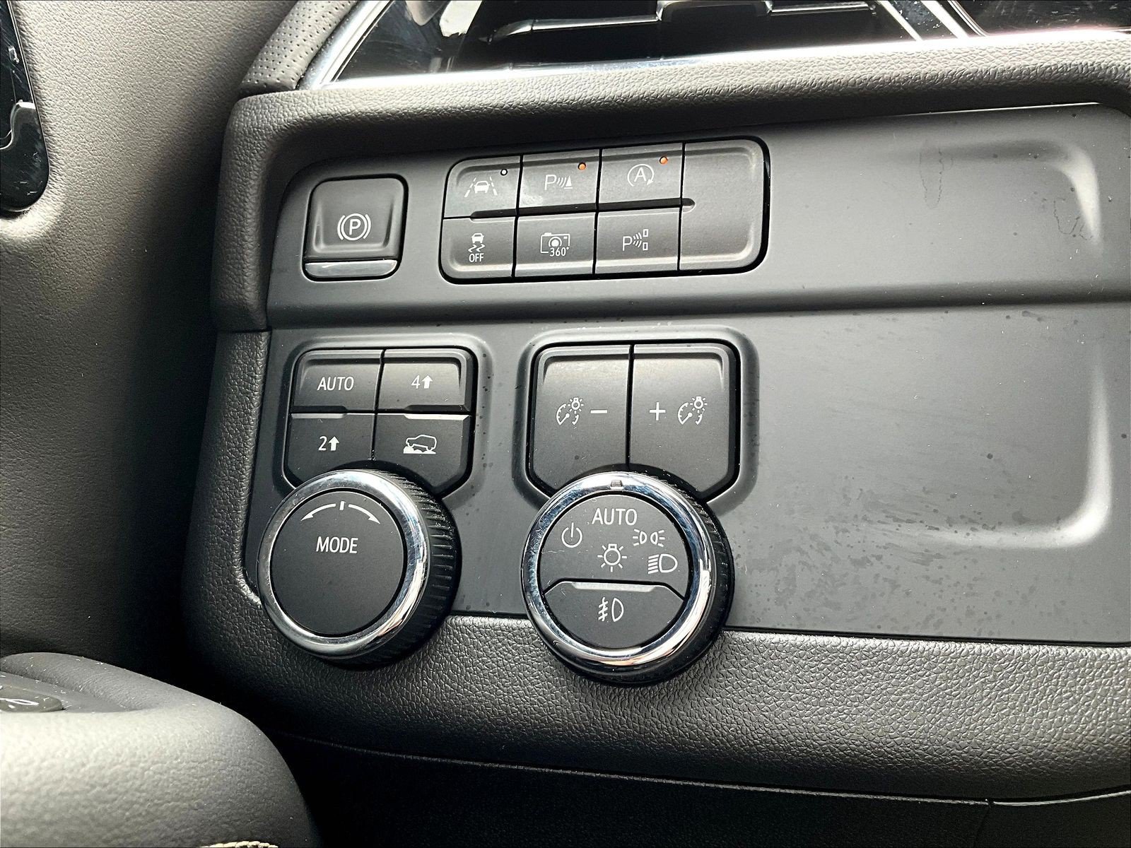 Used 2025 Chevrolet Suburban Premier AWD/4WD image 38