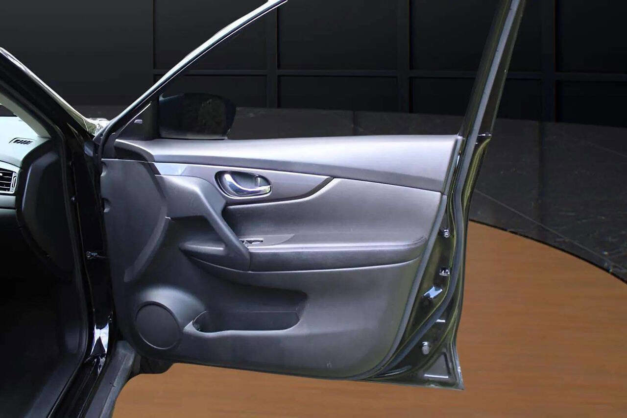 Used 2019 Nissan Rogue SV w/ Premium Package image 27