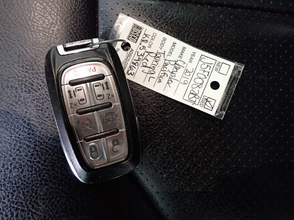 Used 2019 Chrysler Pacifica Touring-L image 35