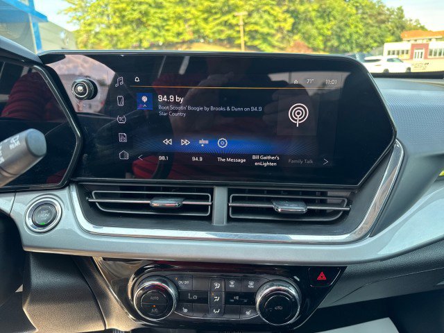 Used 2024 Chevrolet Trax LT w/ Sunroof Package image 14