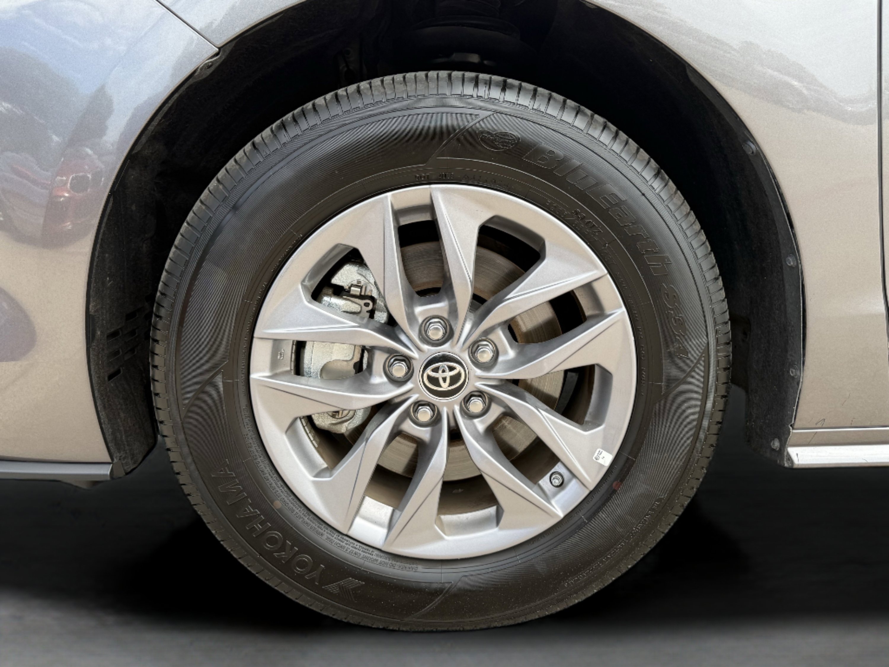 Used 2024 Toyota Sienna LE image 12