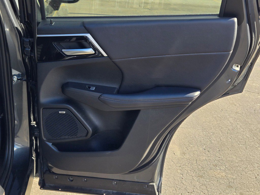 Used 2025 Mitsubishi Outlander SE image 9