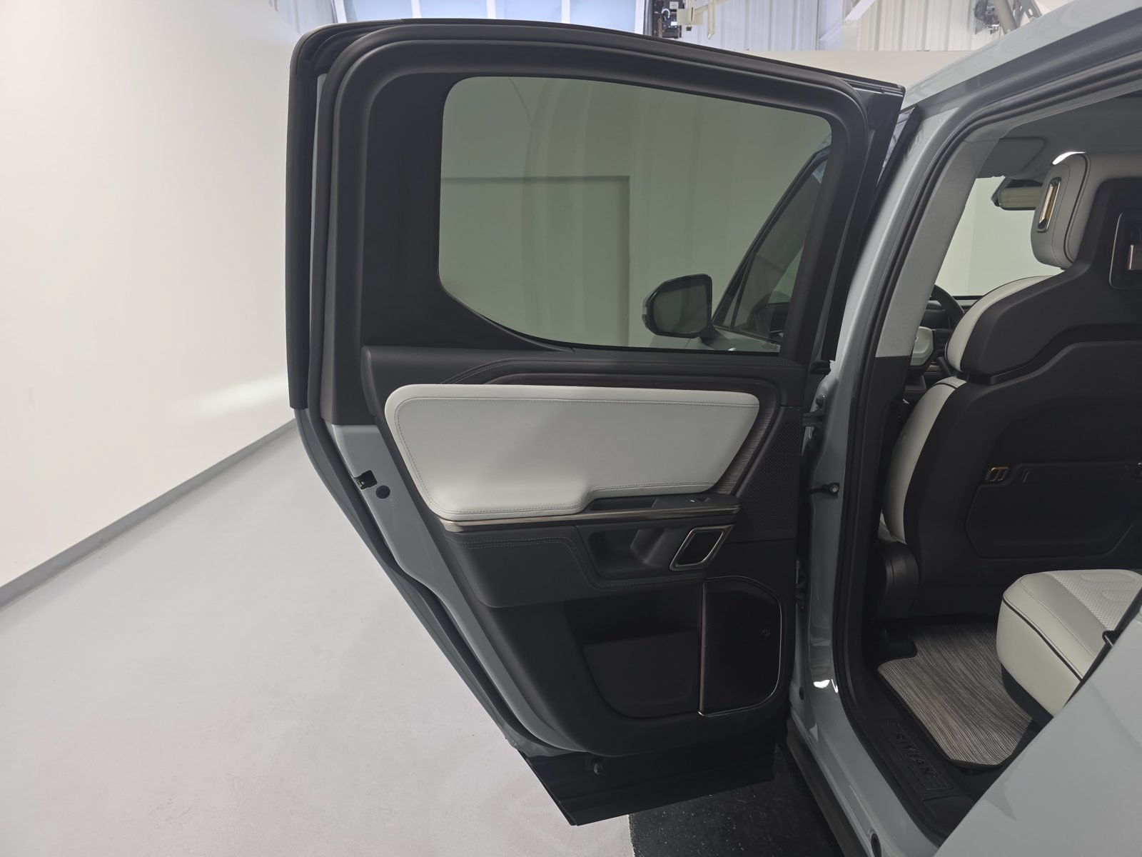 Used 2024 Rivian R1T Adventure Dual AWD/4WD image 17