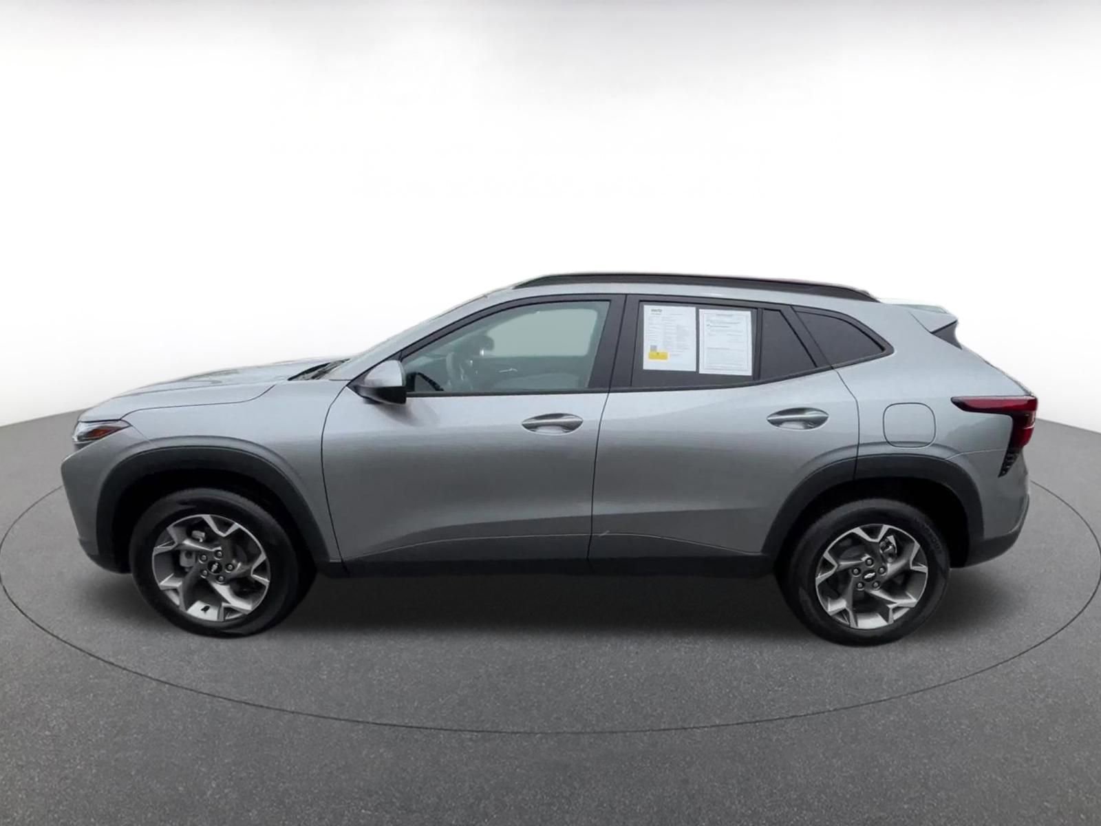 Used 2025 Chevrolet Trax LT FWD image 8