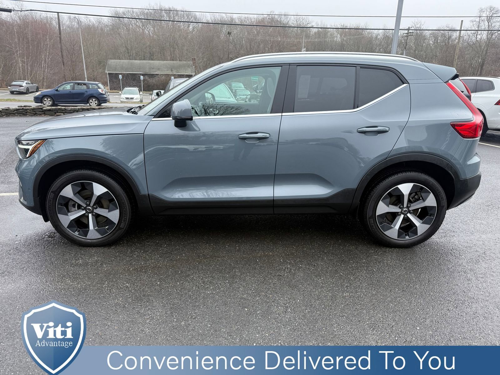 Used 2023 Volvo XC40 B5 Plus image 5