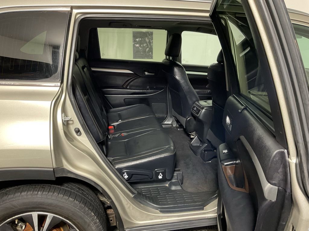 Used 2016 Toyota Highlander XLE image 29