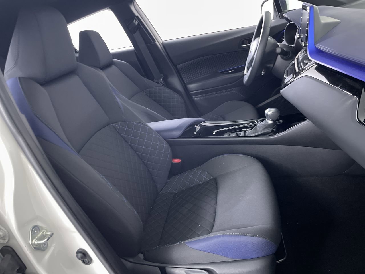 Used 2020 Toyota C-HR XLE FWD image 23