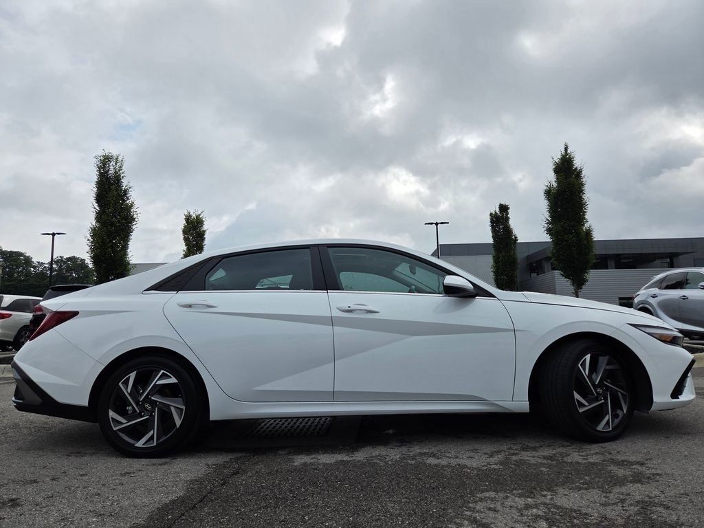 Used 2025 Hyundai Elantra SEL FWD image 28