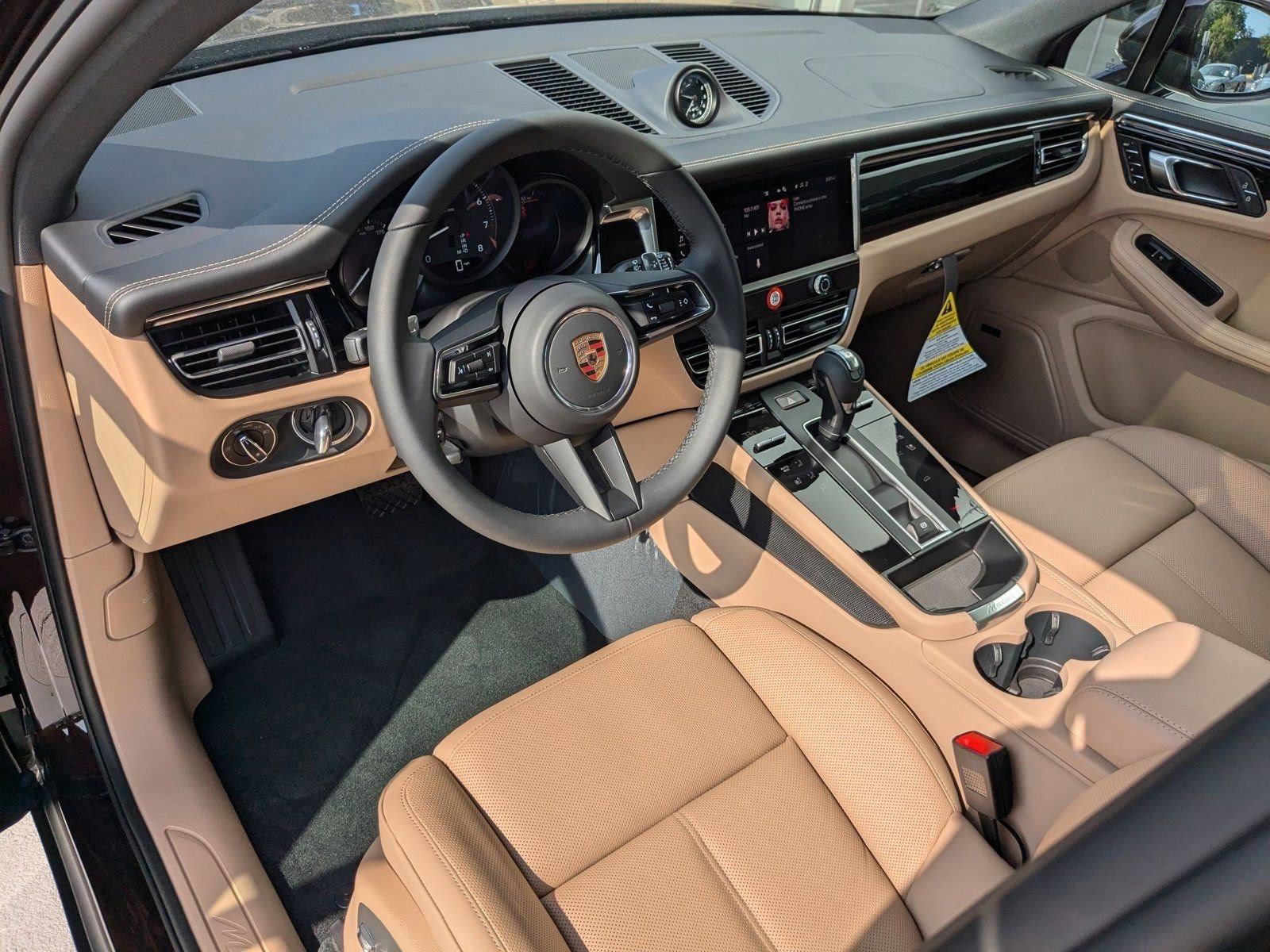 Certified 2025 Porsche Macan image 4