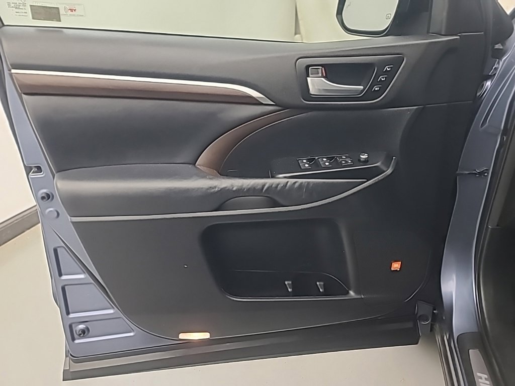 Used 2014 Toyota Highlander Limited FWD image 22