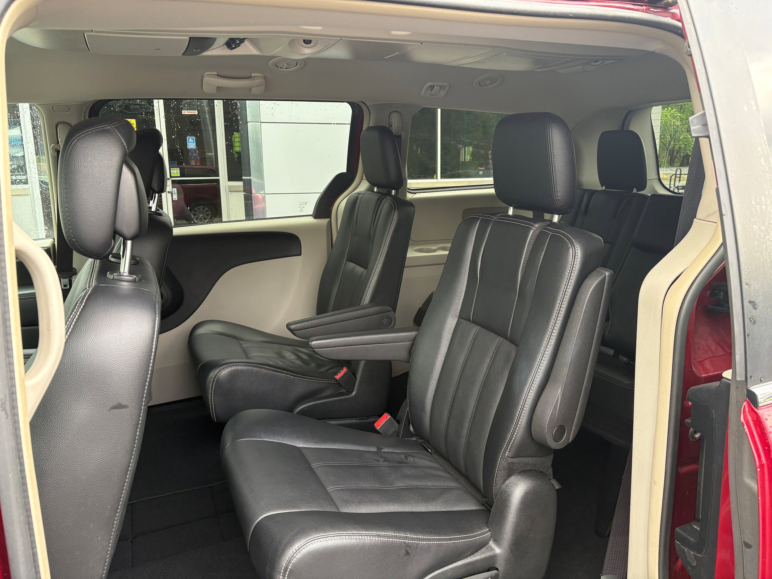 Used 2015 Chrysler Town & Country Touring FWD image 12