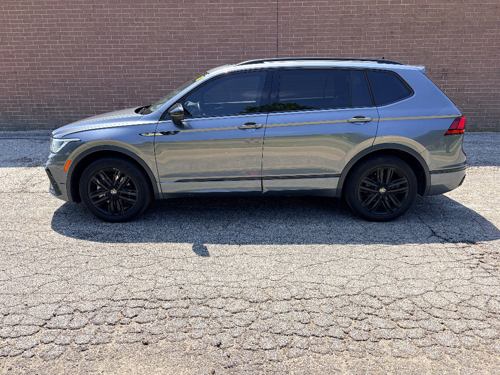 Used 2022 Volkswagen Tiguan SE R-Line AWD/4WD image 2