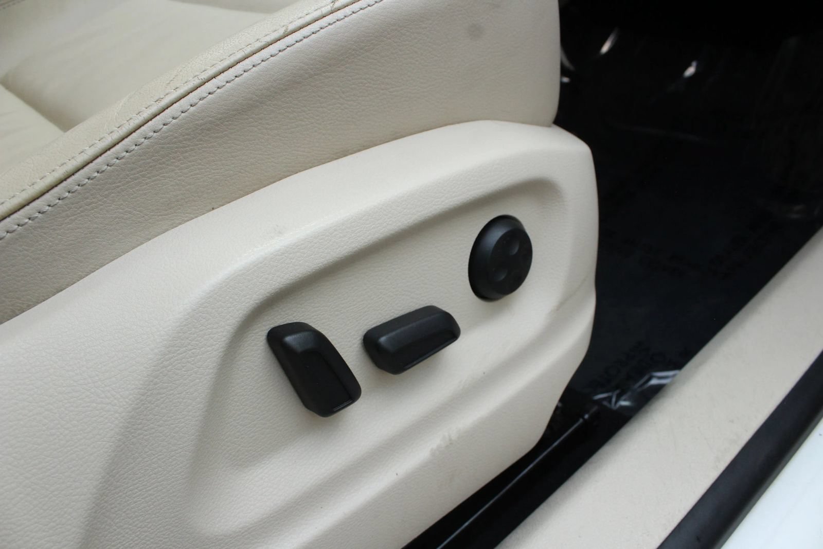 Used 2013 Volkswagen Tiguan SEL FWD image 36