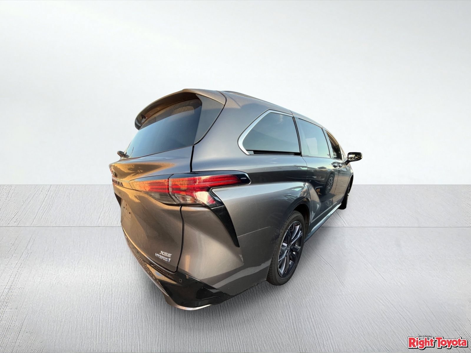 Used 2022 Toyota Sienna XSE w/ XSE Plus Package FWD image 4