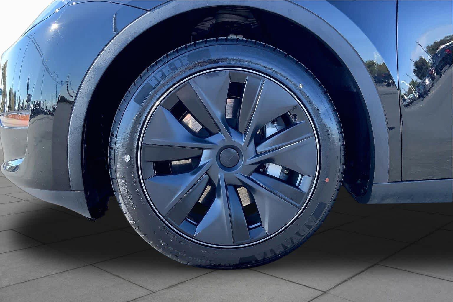 Used 2024 Tesla Model Y Long Range AWD/4WD image 9
