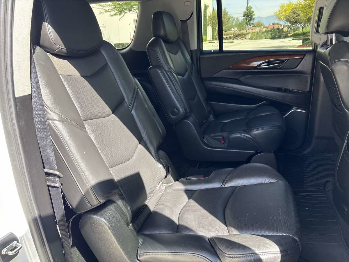 Used 2019 Cadillac Escalade ESV Luxury AWD/4WD image 17