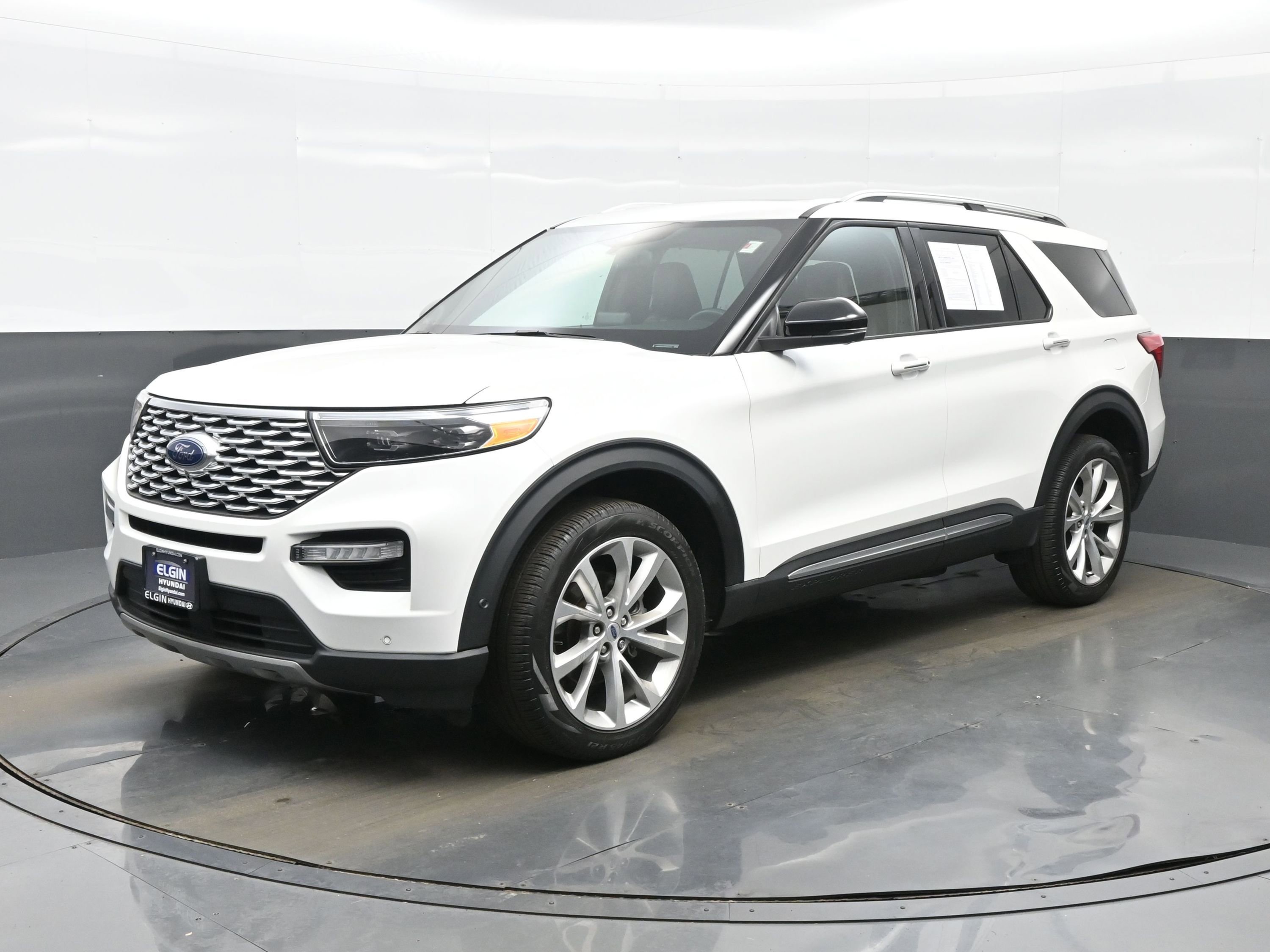 Used 2023 Ford Explorer Platinum w/ Technology Package AWD/4WD image 2