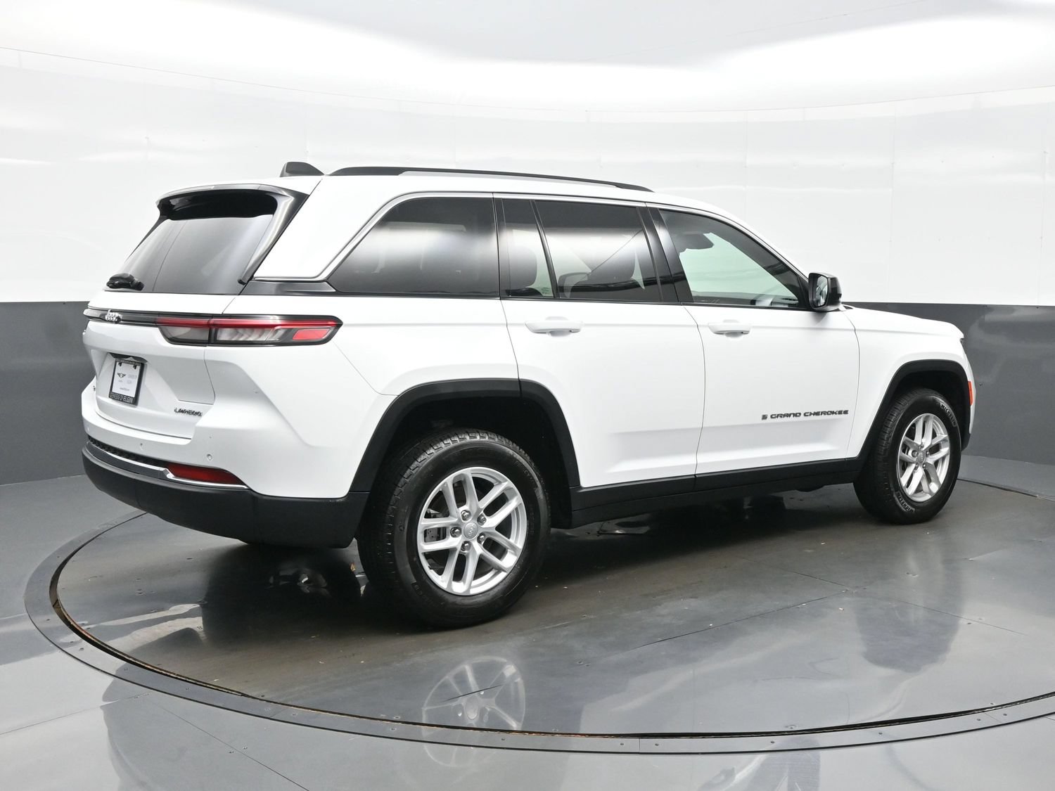 Used 2023 Jeep Grand Cherokee Laredo AWD/4WD image 6