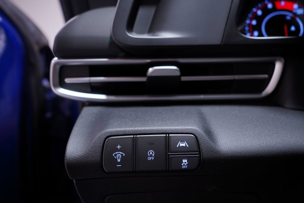 Used 2023 Hyundai Elantra SE w/ Cargo Package image 18