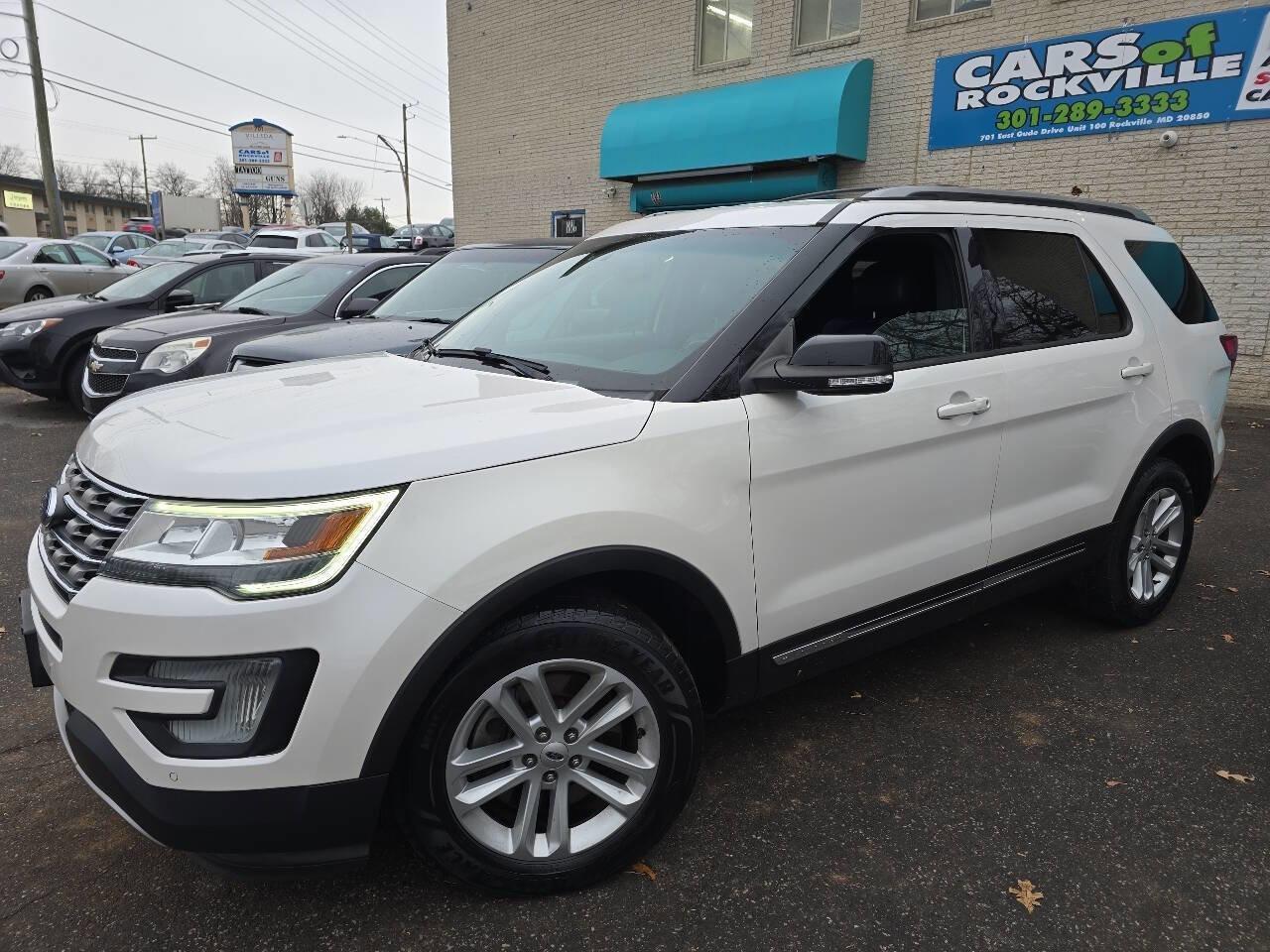 Used 2017 Ford Explorer XLT w/ Equipment Group 202A image 3
