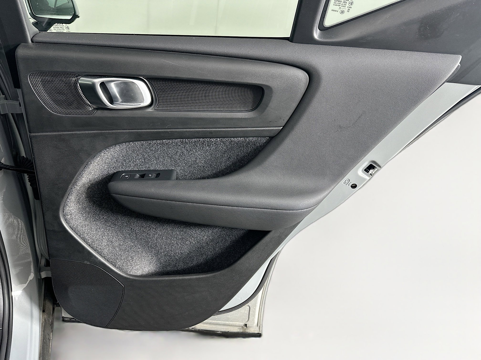 Used 2025 Volvo XC40 B5 Core image 31