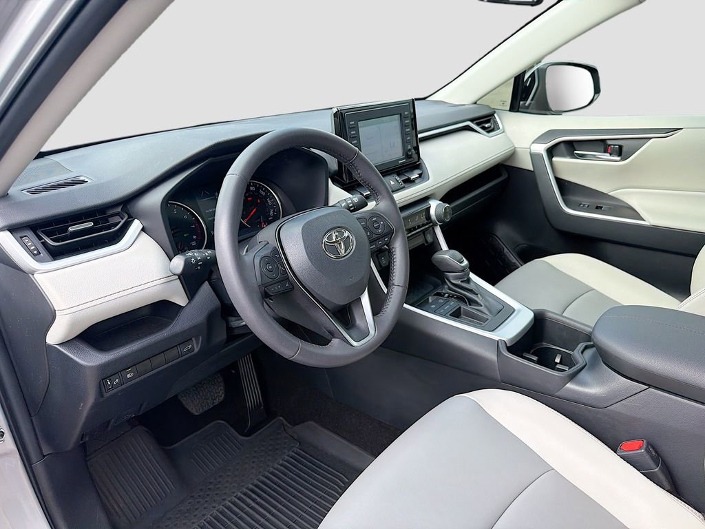 Used 2022 Toyota RAV4 XLE Premium image 9