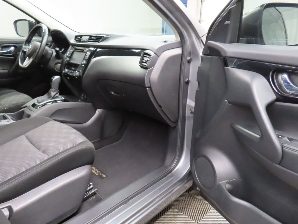 Used 2017 Nissan Rogue Sport SV w/ SV Premium Package AWD/4WD image 30